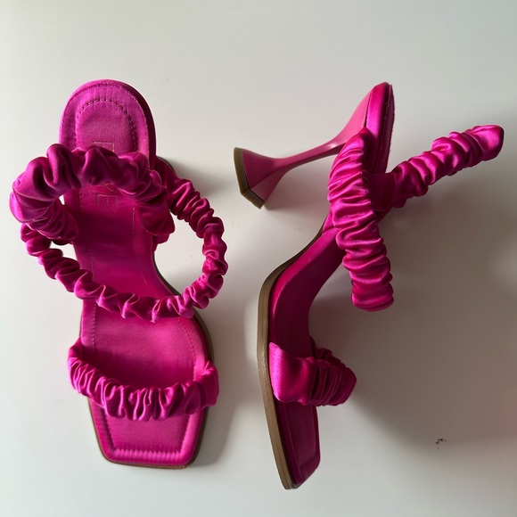 Revolve Raye Kia Heels in HOT PINK Satin Scrunchie Size 8.5 - Picture 4 of 10